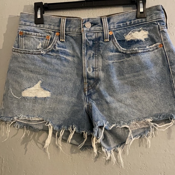 Levi’s Original Cut Off Short - Picture 5 of 11